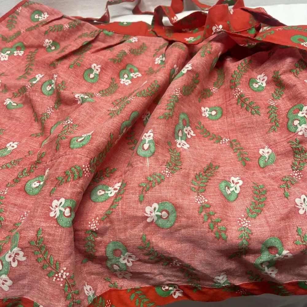 Red Green White Trim Wreath Christmas Vintage Half Apron Pocket Holiday Hostess